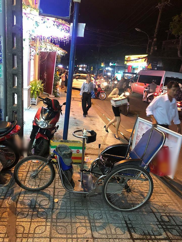 Anh bán vé số khuyết tật dành dụm cả năm để mua điện thoại và cái kết