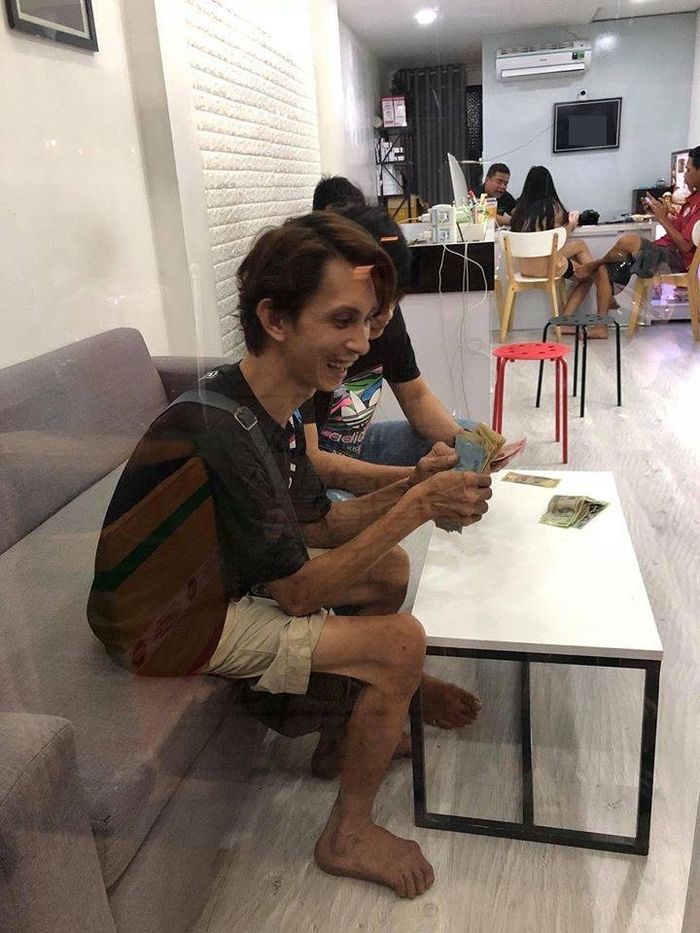 Anh bán vé số khuyết tật dành dụm cả năm để mua điện thoại và cái kết