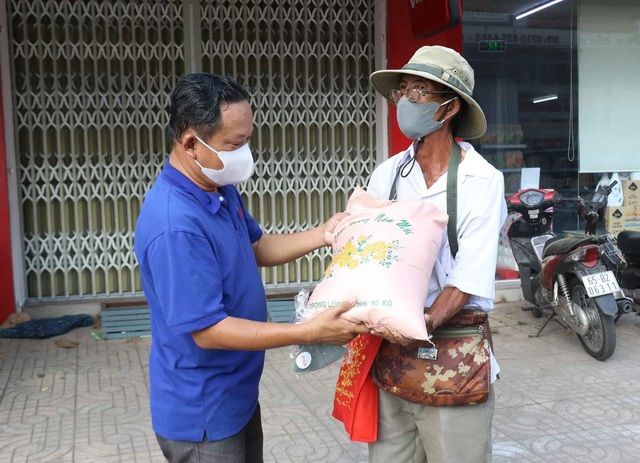Anh bán vé số khuyết tật dành dụm cả năm để mua điện thoại và cái kết