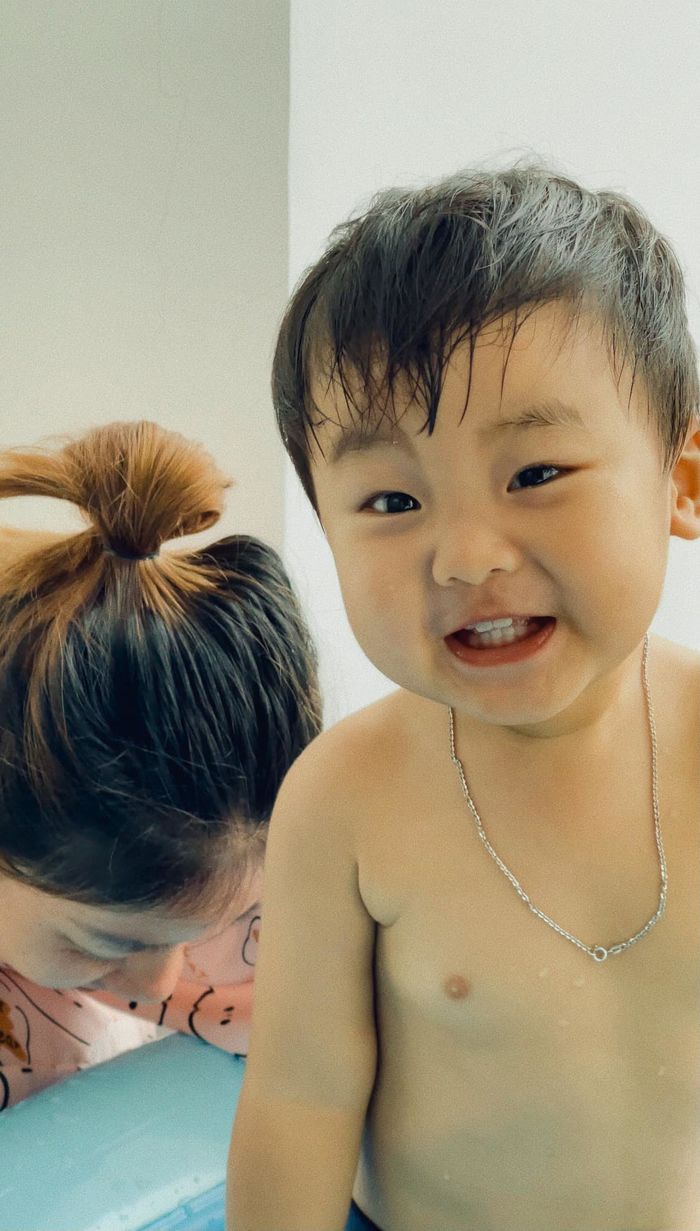 Ảnh đi bơi siêu dễ thương của quý tử 2 tuổi nhà Hoà Minzy