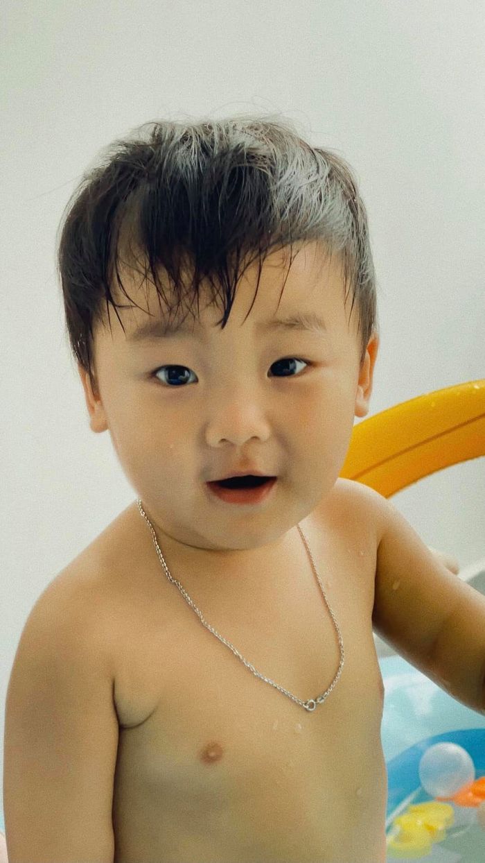 Ảnh đi bơi siêu dễ thương của quý tử 2 tuổi nhà Hoà Minzy