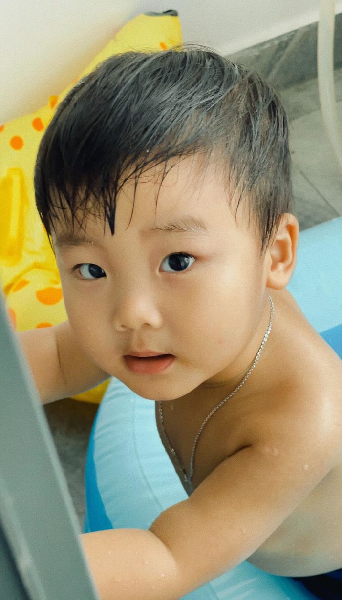 Ảnh đi bơi siêu dễ thương của quý tử 2 tuổi nhà Hoà Minzy