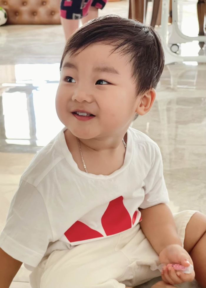 Ảnh đi bơi siêu dễ thương của quý tử 2 tuổi nhà Hoà Minzy
