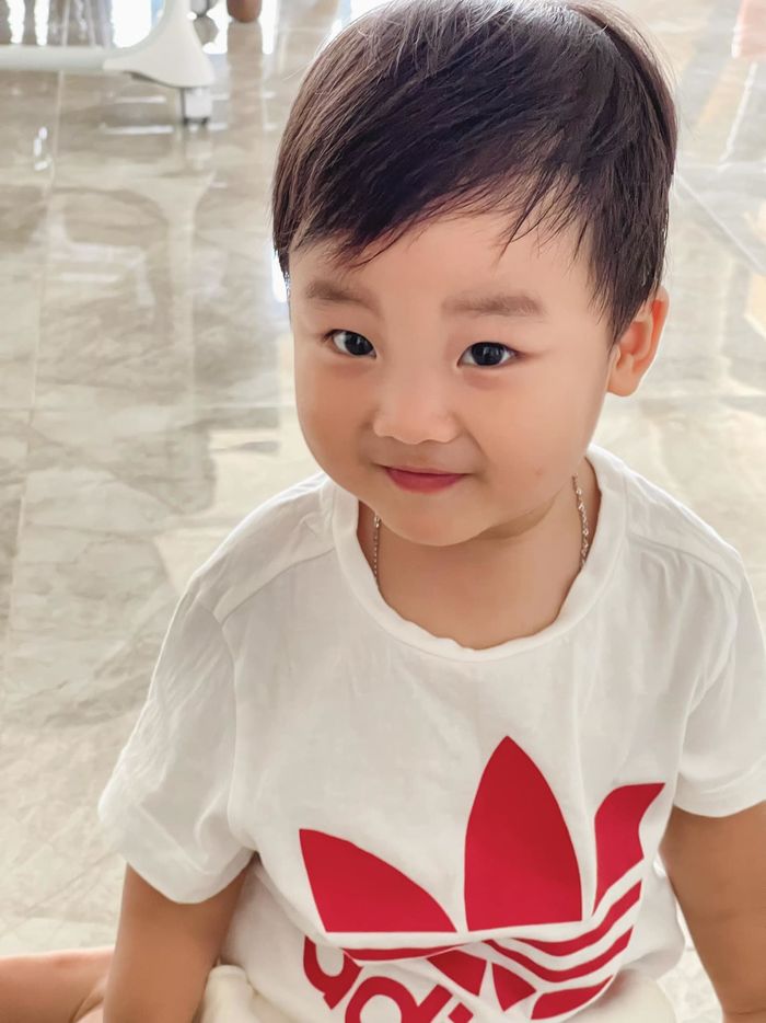 Ảnh đi bơi siêu dễ thương của quý tử 2 tuổi nhà Hoà Minzy