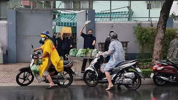 Shipper tốt bụng nhất SG: được hàng xóm tặng rau củ đã san sẻ ngay