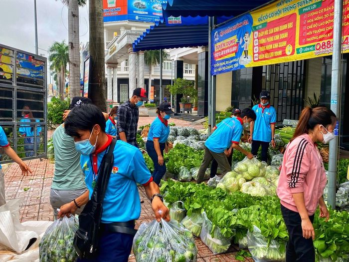 Shipper tốt bụng nhất SG: được hàng xóm tặng rau củ đã san sẻ ngay