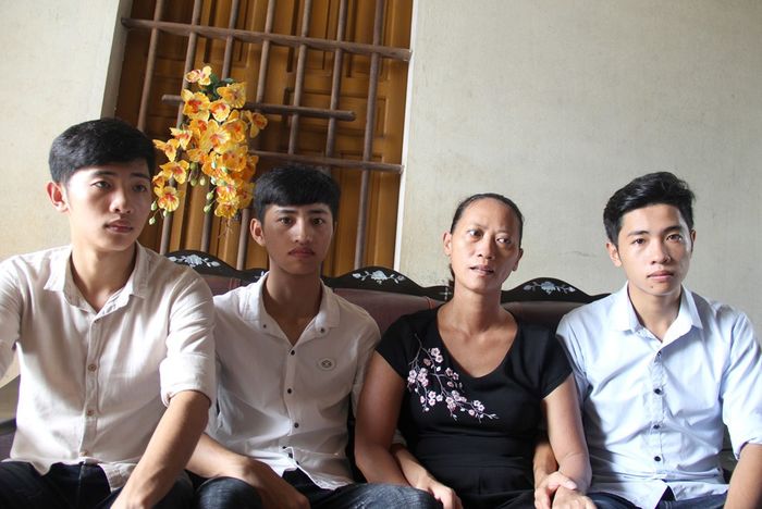 Ba anh em sinh 3 ở Nghệ An đậu cùng ĐH, tốt nghiệp sĩ quan cùng lúc