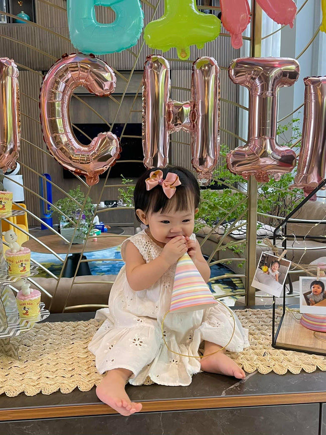 Bà nội quyền lực thể hiện tình cảm với bé Subeo trong ảnh gia đình