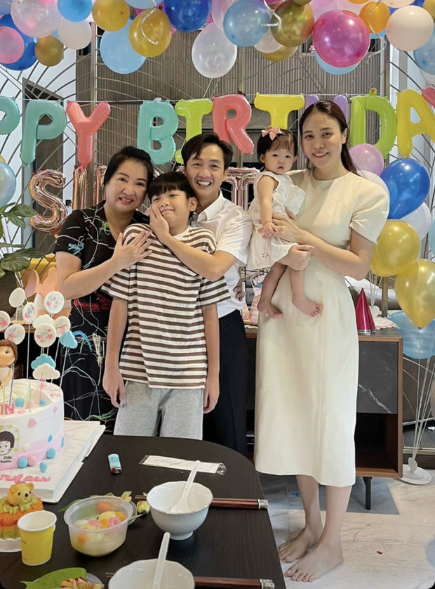 Bà nội quyền lực thể hiện tình cảm với bé Subeo trong ảnh gia đình