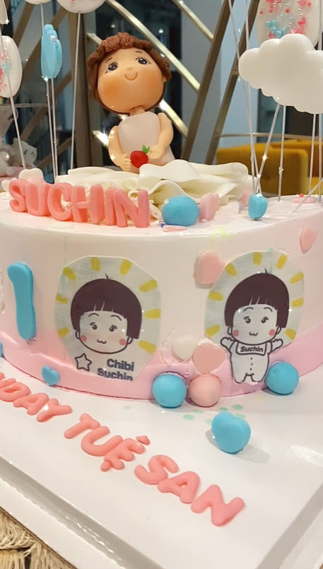 Bà nội quyền lực thể hiện tình cảm với bé Subeo trong ảnh gia đình