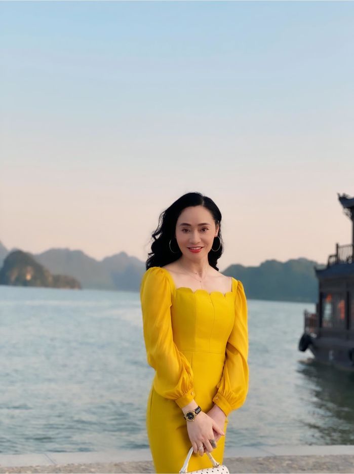 Bà Xuân Hương vị tình thân: Ngoài đời U50 vẫn đẹp, style như gái 20
