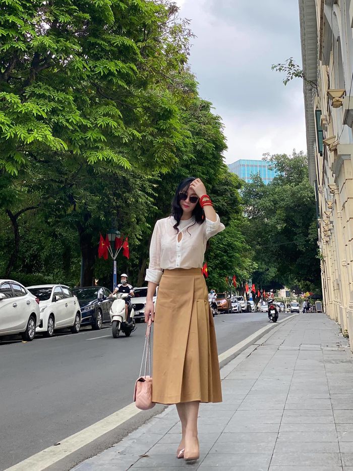 Bà Xuân Hương vị tình thân: Ngoài đời U50 vẫn đẹp, style như gái 20