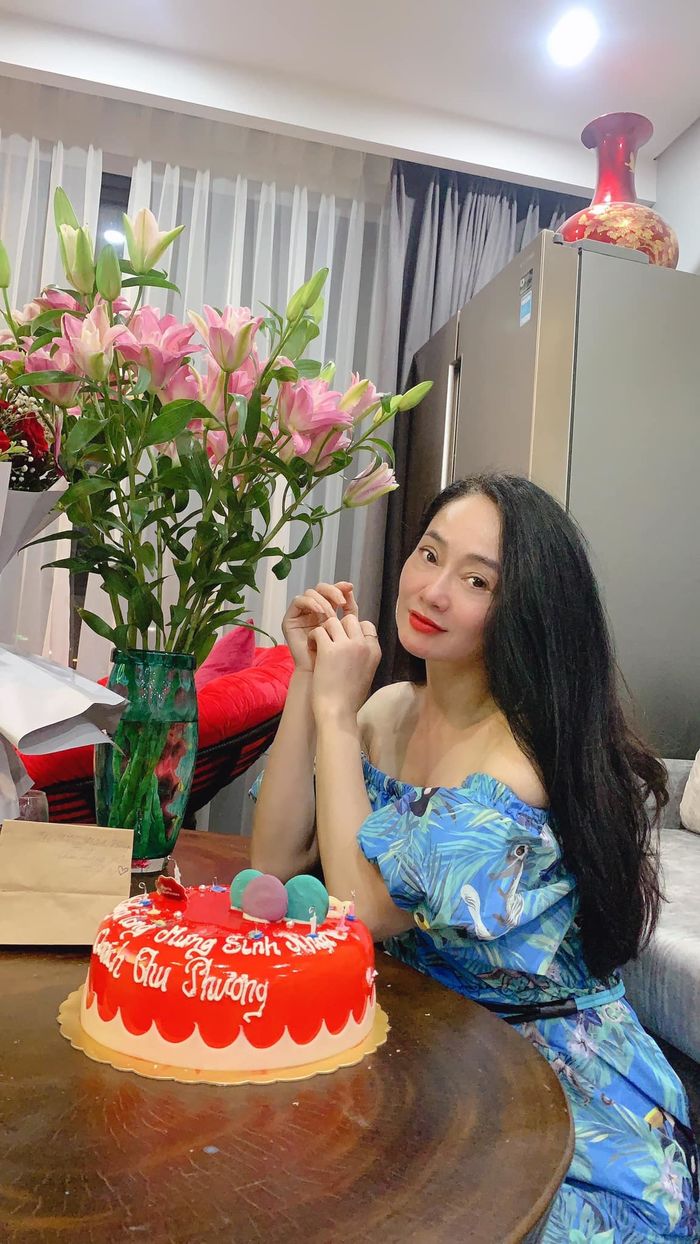 Bà Xuân Hương vị tình thân: Ngoài đời U50 vẫn đẹp, style như gái 20