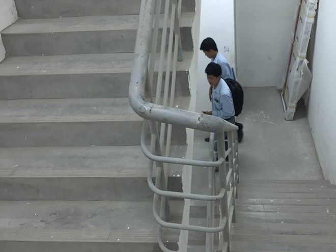 Bé 5 tuổi ngã từ lầu 11 vì bố bận họp: Trước đó bé vừa đi lạc