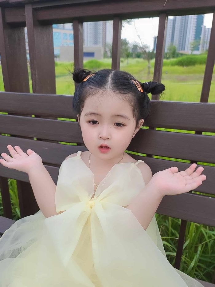 Bé gái Hải Phòng mang 2 dòng máu có 400.000 fan, lên cả phim Hàn