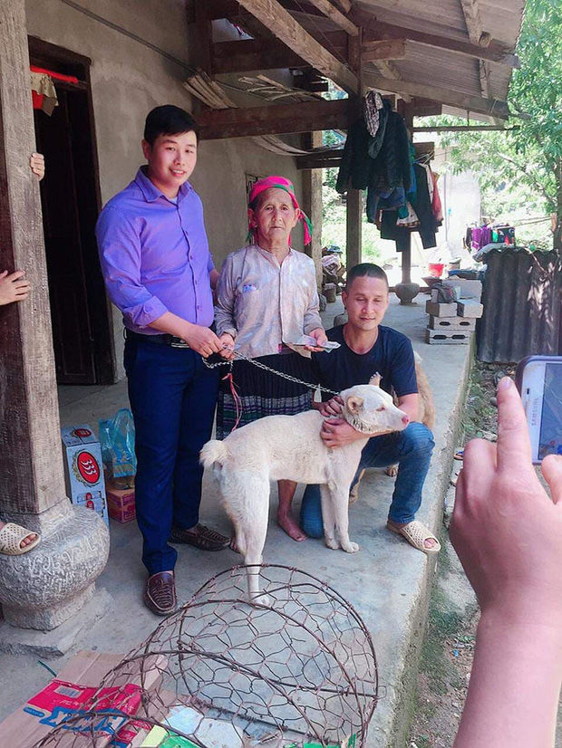 Bé gái ôm hôn chú chó sắp bị bán đi, khách chê liền tỏ ra mừng rỡ