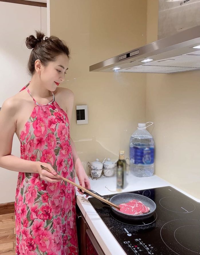 BTV Mai Ngọc tự tay vào bếp mở tiệc 5 sao mừng sinh nhật chồng đại gia