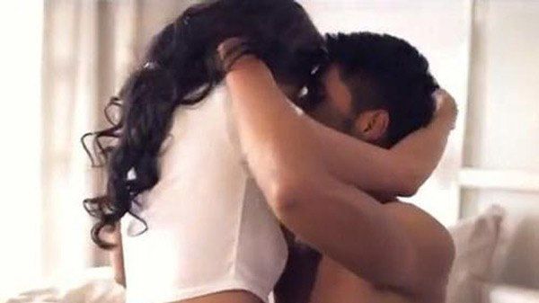 Bị chồng bắt gặp hẹn hò phi công cô vợ gắt gỏng: Đồ yếu sinh lý