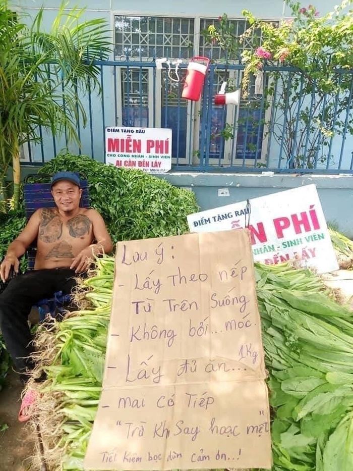 Bị mắng khờ khi bán rau rẻ: Kiếm tiền cả đời chứ không phải bây giờ