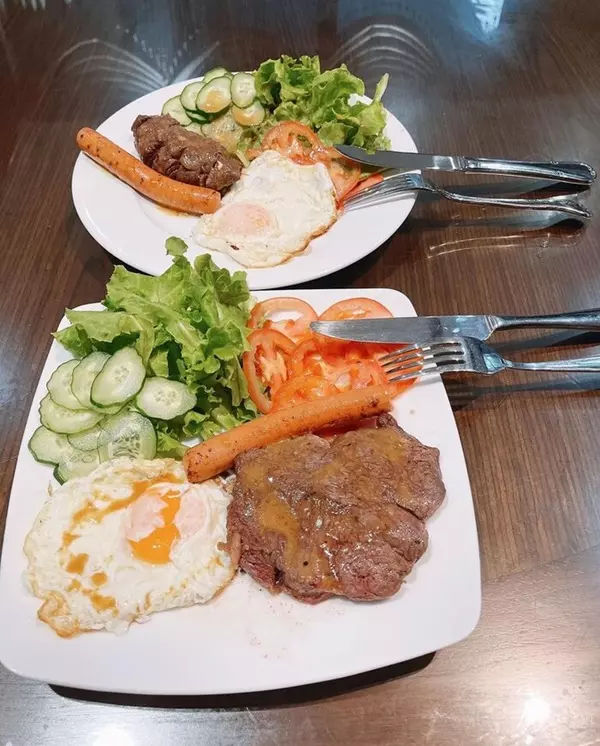 Bị soi ăn sang chảnh mùa dịch: Dương Lâm van xin đối lập Hồ Bích Trâm