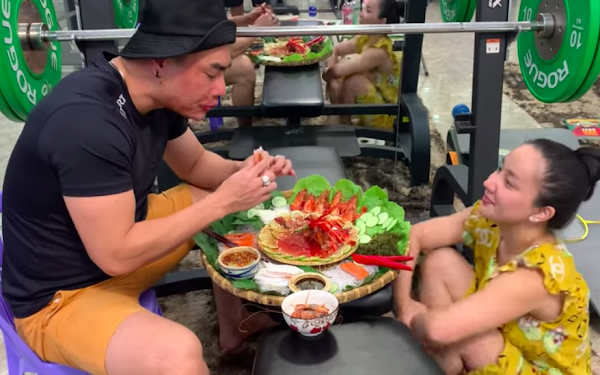 Bị soi ăn sang chảnh mùa dịch: Dương Lâm van xin đối lập Hồ Bích Trâm