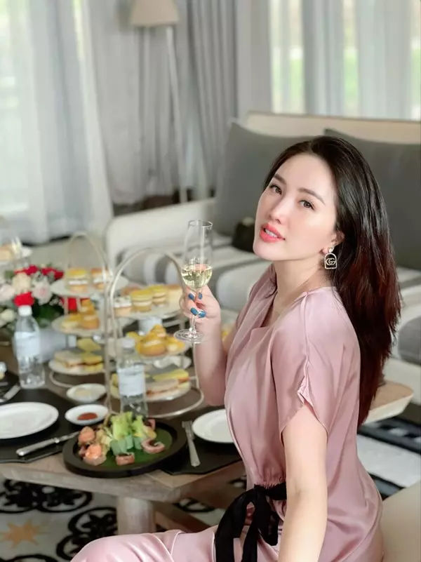 Bị soi ăn sang chảnh mùa dịch: Dương Lâm van xin đối lập Hồ Bích Trâm