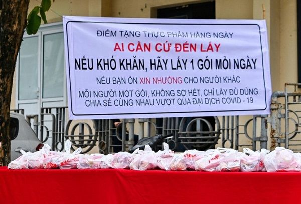 Chú hàng xóm nhờ gia đình khó khăn mua giúp 3 thùng mì rồi tặng luôn