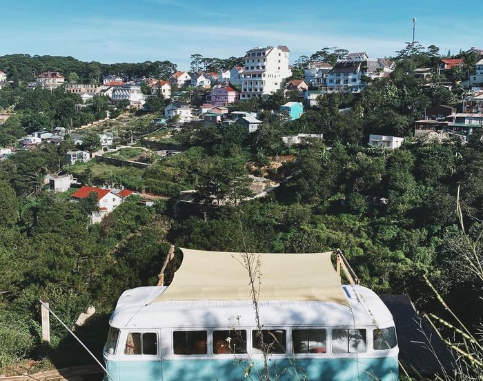 Biến xe bus cũ thành căn homestay siêu lãng mạn giữa đồi Đà Lạt