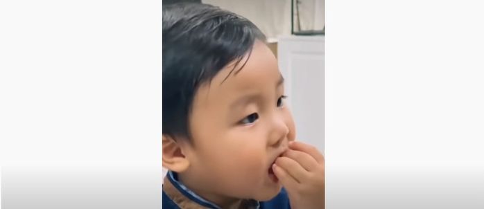Biểu cảm chuẩn cây hài nhí của Bo thúi và Leon khi đói bụng