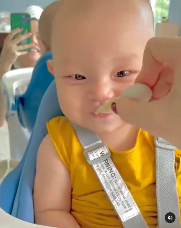 Biểu cảm chuẩn cây hài nhí của Bo thúi và Leon khi đói bụng