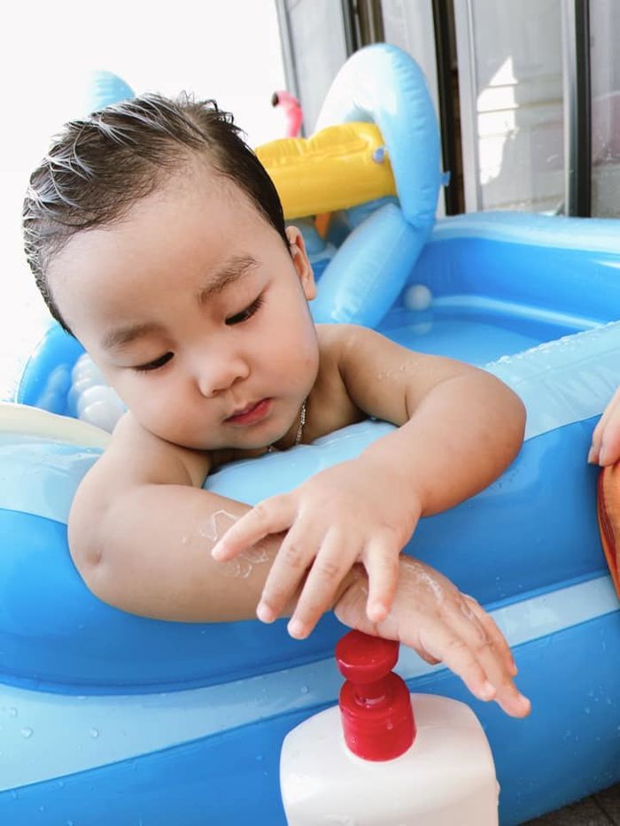 Biểu cảm chuẩn cây hài nhí của Bo thúi và Leon khi đói bụng