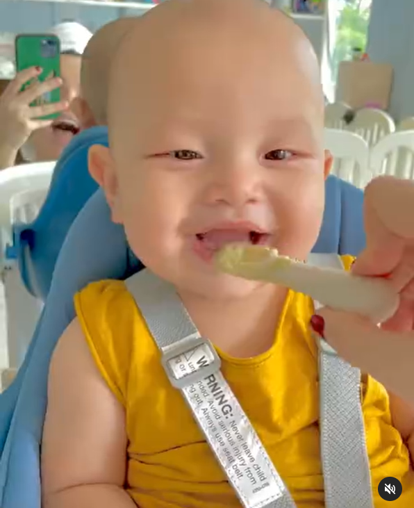 Biểu cảm chuẩn cây hài nhí của Bo thúi và Leon khi đói bụng