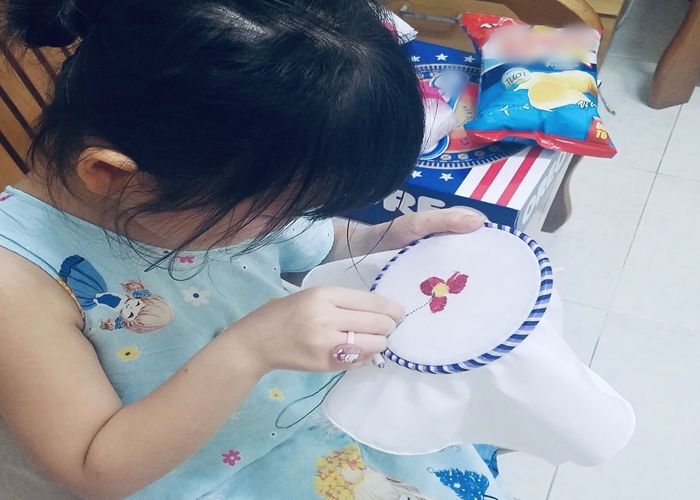 Bố chạy xe cấp cứu chống dịch, con gái nghe tiếng còi chạy ra ngóng