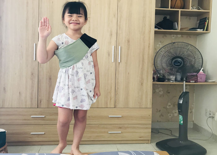 Bố chạy xe cấp cứu chống dịch, con gái nghe tiếng còi chạy ra ngóng