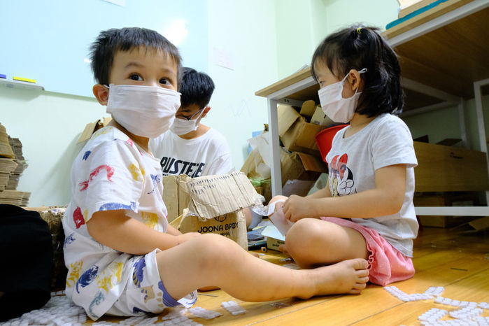 Bố chạy xe cấp cứu chống dịch, con gái nghe tiếng còi chạy ra ngóng