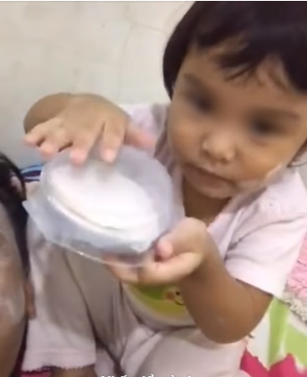 Bố nằm im để con dùng hết sức dặm phấn: Đã bảo sinh con gái được nhờ