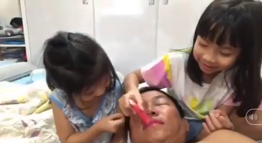 Bố nằm im để con dùng hết sức dặm phấn: Đã bảo sinh con gái được nhờ