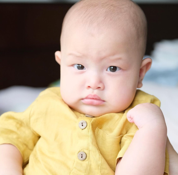 Cả nhà Hà Hồ lên đồ chụp ảnh: Lisa thần thái còn Leon nhăn quá vậy con