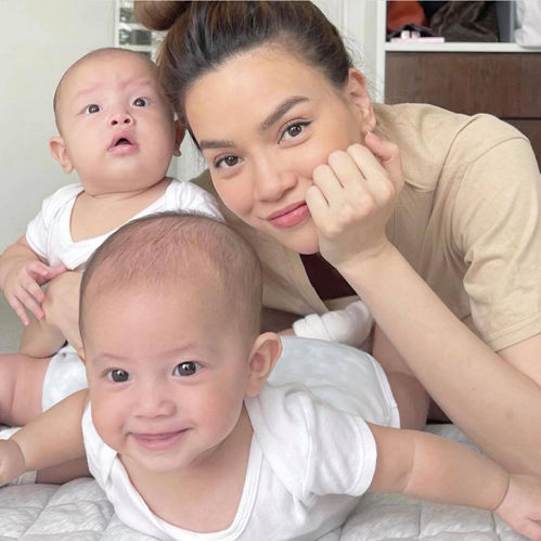 Các bà mẹ bỉm sữa chăm con khéo nhất Vbiz