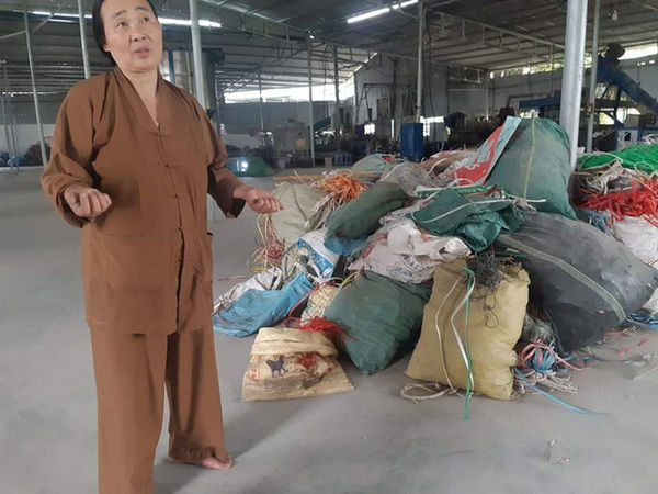 Cách trả ơn đời của người đi lên từ thất bại: Nhận hàng trăm con nuôi