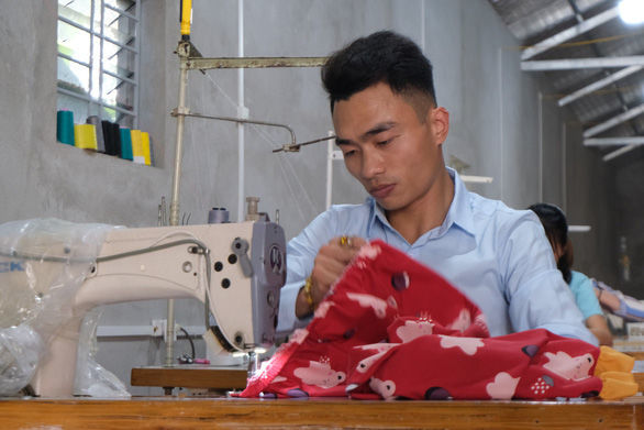 Cách trả ơn đời của người đi lên từ thất bại: Nhận hàng trăm con nuôi
