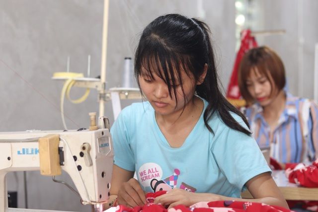 Cách trả ơn đời của người đi lên từ thất bại: Nhận hàng trăm con nuôi