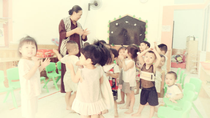Cách trả ơn đời của người đi lên từ thất bại: Nhận hàng trăm con nuôi