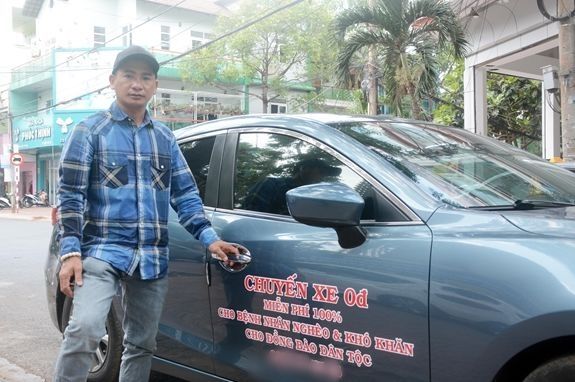 Cách trả ơn đời của người đi lên từ thất bại: Nhận hàng trăm con nuôi