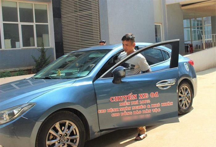 Cách trả ơn đời của người đi lên từ thất bại: Nhận hàng trăm con nuôi
