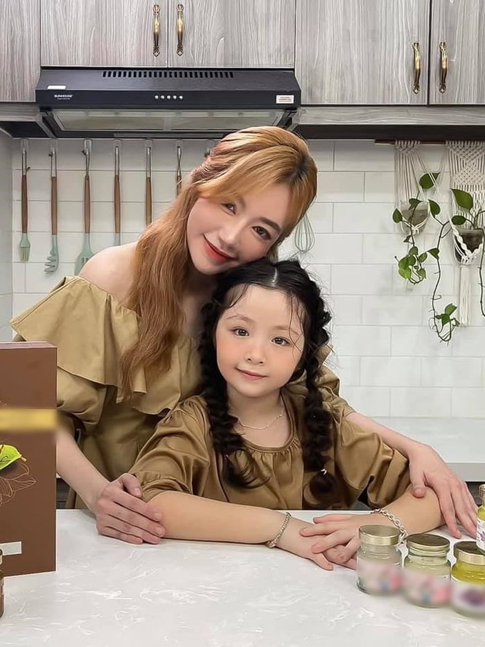 Cặp lai Tây của Elly Trần: Cadie càng lớn càng đẹp