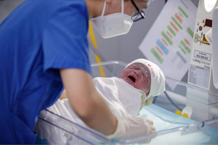 Cắt tóc cho ông xã, Võ Hạ Trâm ngậm ngùi thừa nhận phận đẻ thuê