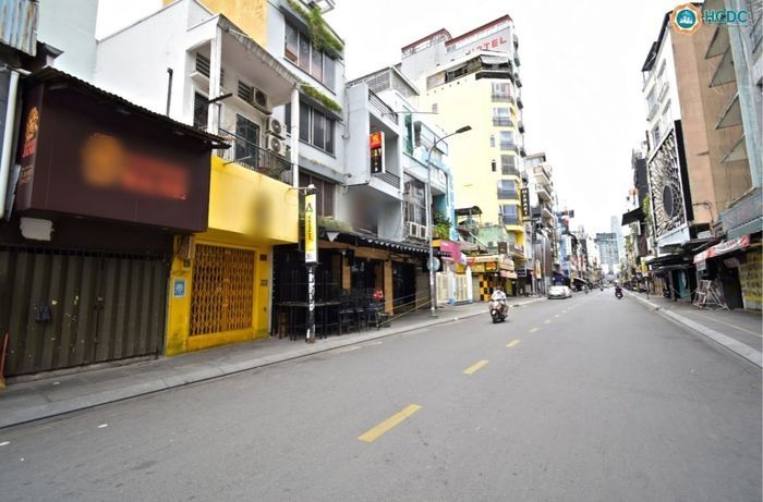 Câu chuyện ngày giãn cách: Người dắt chó đi dạo, xin về cho chó ăn