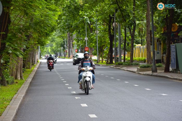 Câu chuyện ngày giãn cách: Người dắt chó đi dạo, xin về cho chó ăn