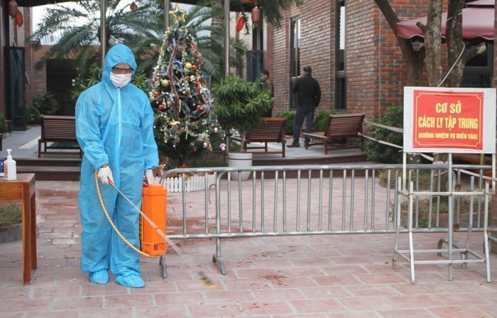Câu chuyện ngày giãn cách: Người dắt chó đi dạo, xin về cho chó ăn